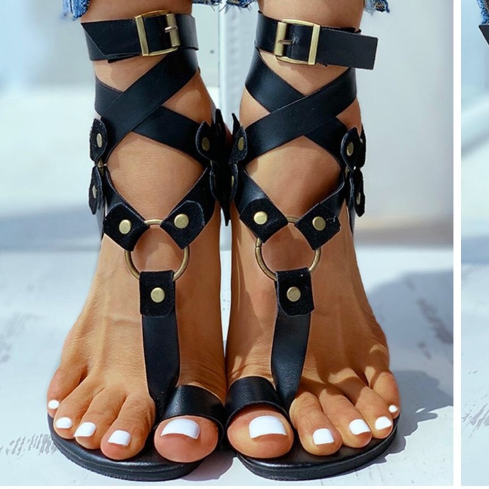 Toe ring flat sandals